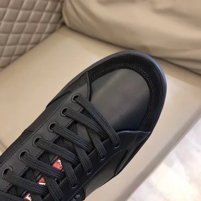 P400 Yuan Size: 38-45 Prada 2021 spring and summer men’s genuine leather sports shoes, the highest version on the market, any comparison is welcome🆚! The original leather has excellent texture and is super high-end! Fetal sheep lining imported from Italy, removable pad! Luxurious materials and fine workmanship, highly recommended!